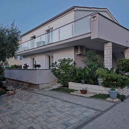 Apartments Melin Malinska Exterior photo
