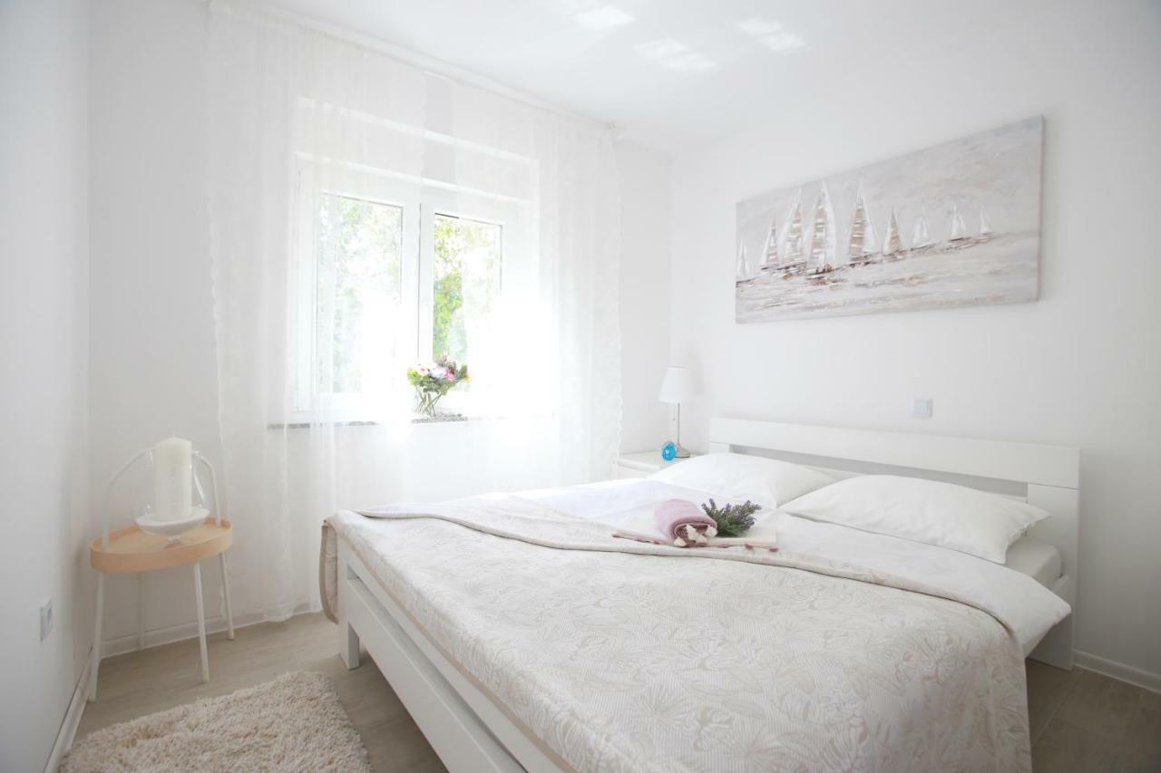 Apartments Melin Malinska Exterior photo